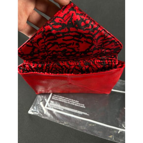 Mary Kay® Metro Chic Red Clutch Bag Soft Patent Leather Perfect condition - Picture 4 of 7